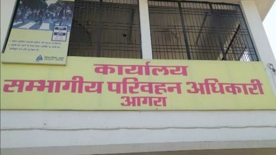 Brokers giving test in instead of applicant for driving license in Agra