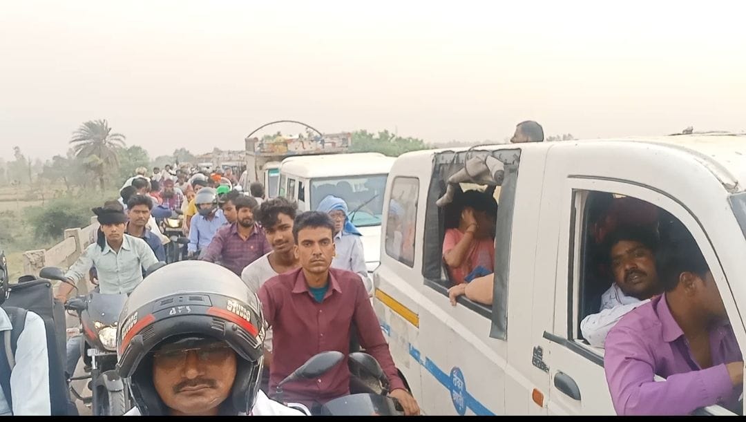 Jam on the narrow bridge of river Khannaut, ambulance stuck