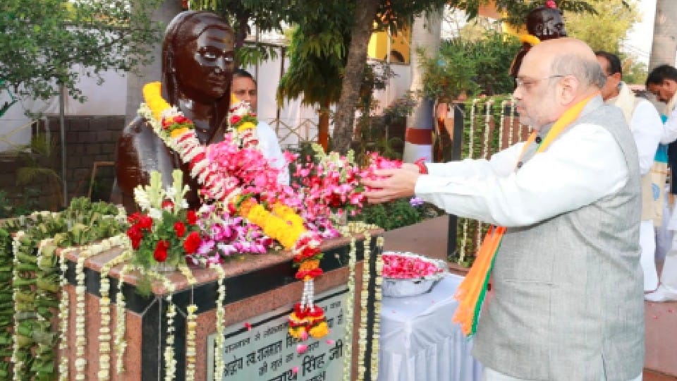 Amit Shah's Bhopal visit: Amit Shah's roadshow, Muslim sisters, Kashmiri Pandits showered flowers