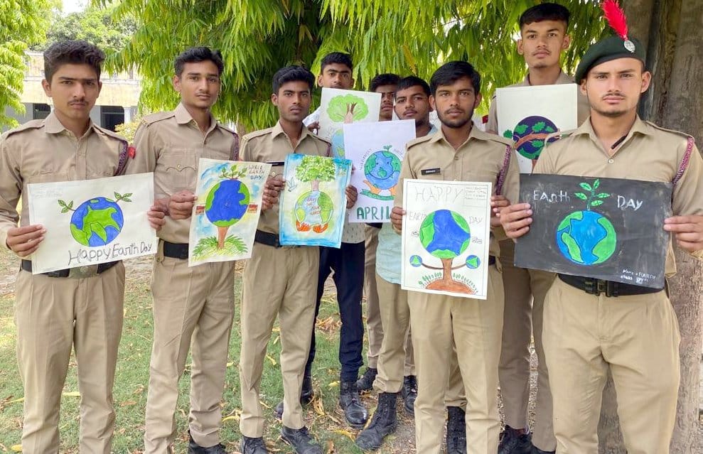 Akshay tops in poster competition
