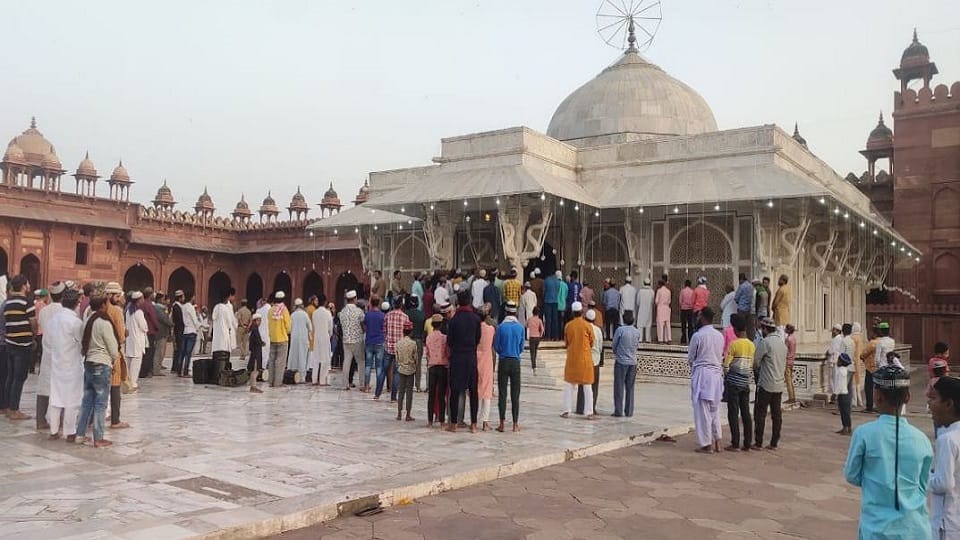 Sheikh Salim Chishti's 452nd annual Urs begins with the ceremony of Ghusl in fatehpur sikri