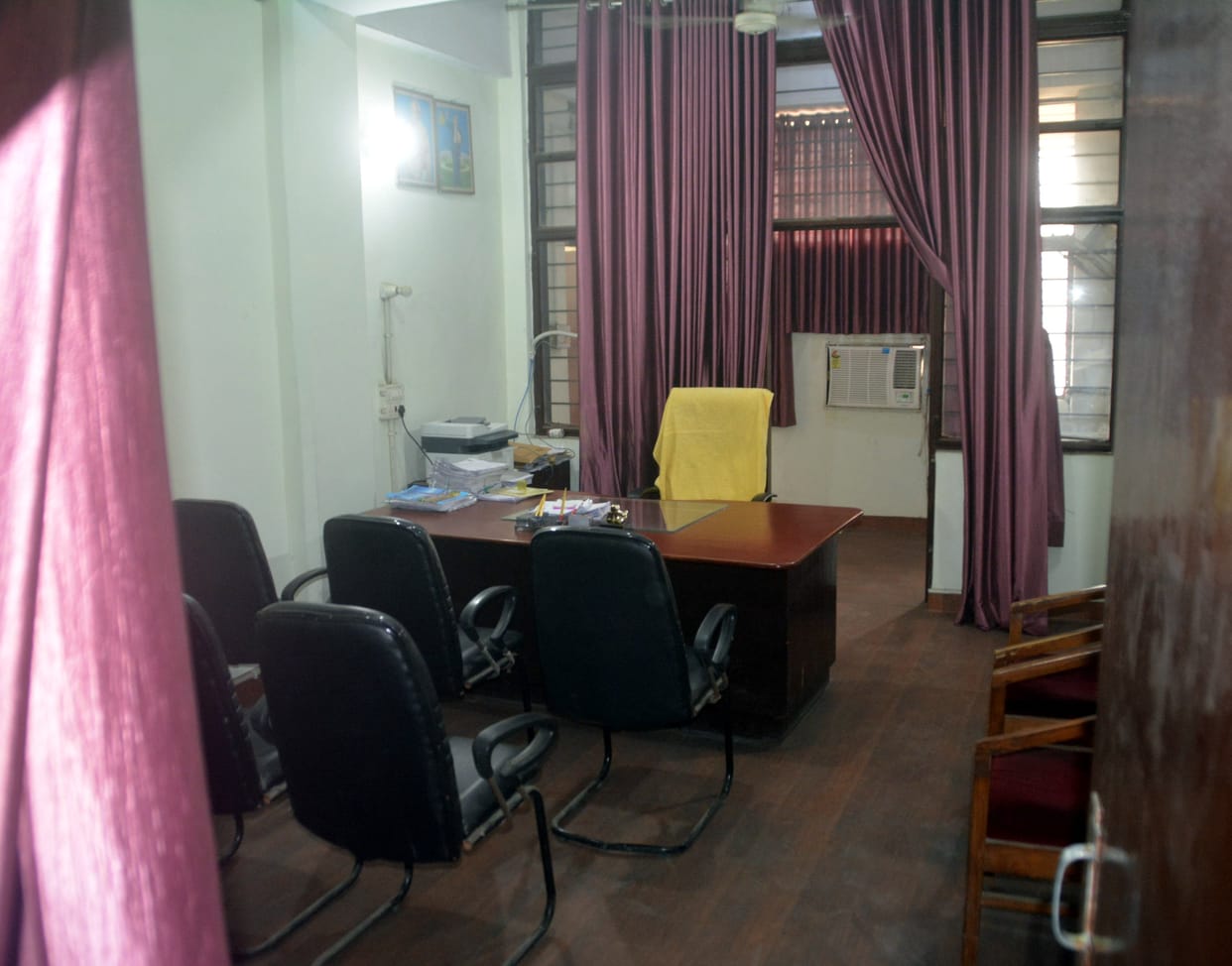 Witness empty chairs, officers not reaching on time