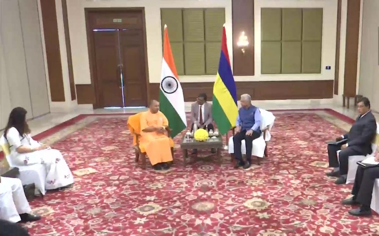 Cm yogi in varanasi meeting with  Prime Minister of Mauritius today  took blessings of Baba Vishwanath