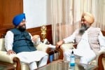पंजाब विधानसभा परिसर स्थित अपने कार्यालय में शुक्रवार को नेता प्रतिपक्ष प्रताप बाजवा के साथ बैठ