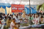 पत्रकारों की रिहाई की मांग को लेकर कलेक्ट्रेट परिसर में चल रहे क्रमिक अनशन को संबोधित करते पूर्व