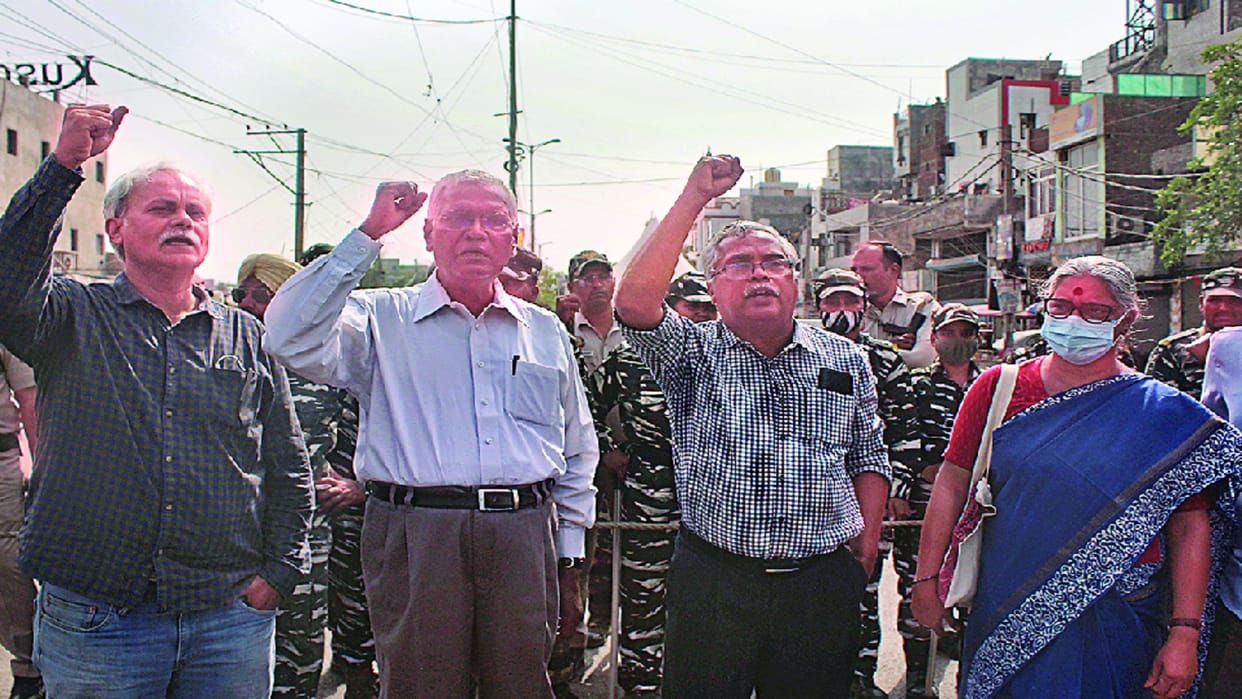 Delegations of political parties and organizations could not meet the victims in Jahangirpur