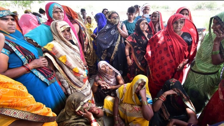 सामूहिक हत्याकांड :खानाबदोशों के डेरों पर रात भर दबिश, खंगाली जा रही है  कुंडली, सपा का प्रतिनिधि मंडल पहुंचा गांव - Mass Murder: Overnight Raid On  Nomads' Tents - Amar Ujala Hindi News Live