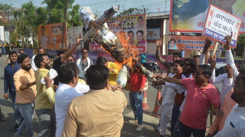 Dewas: No clue of girl found, SDM reached district hospital to inspect, Yuk burnt CMHO's effigy, demand for removal