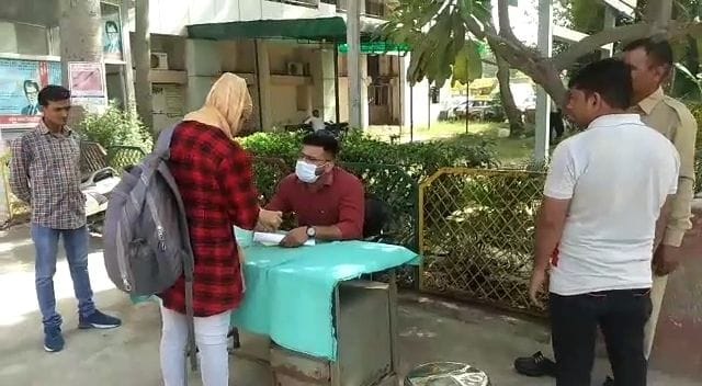 The AC of the emergency ward was bad, the doctor did the treatment sitting in the open
