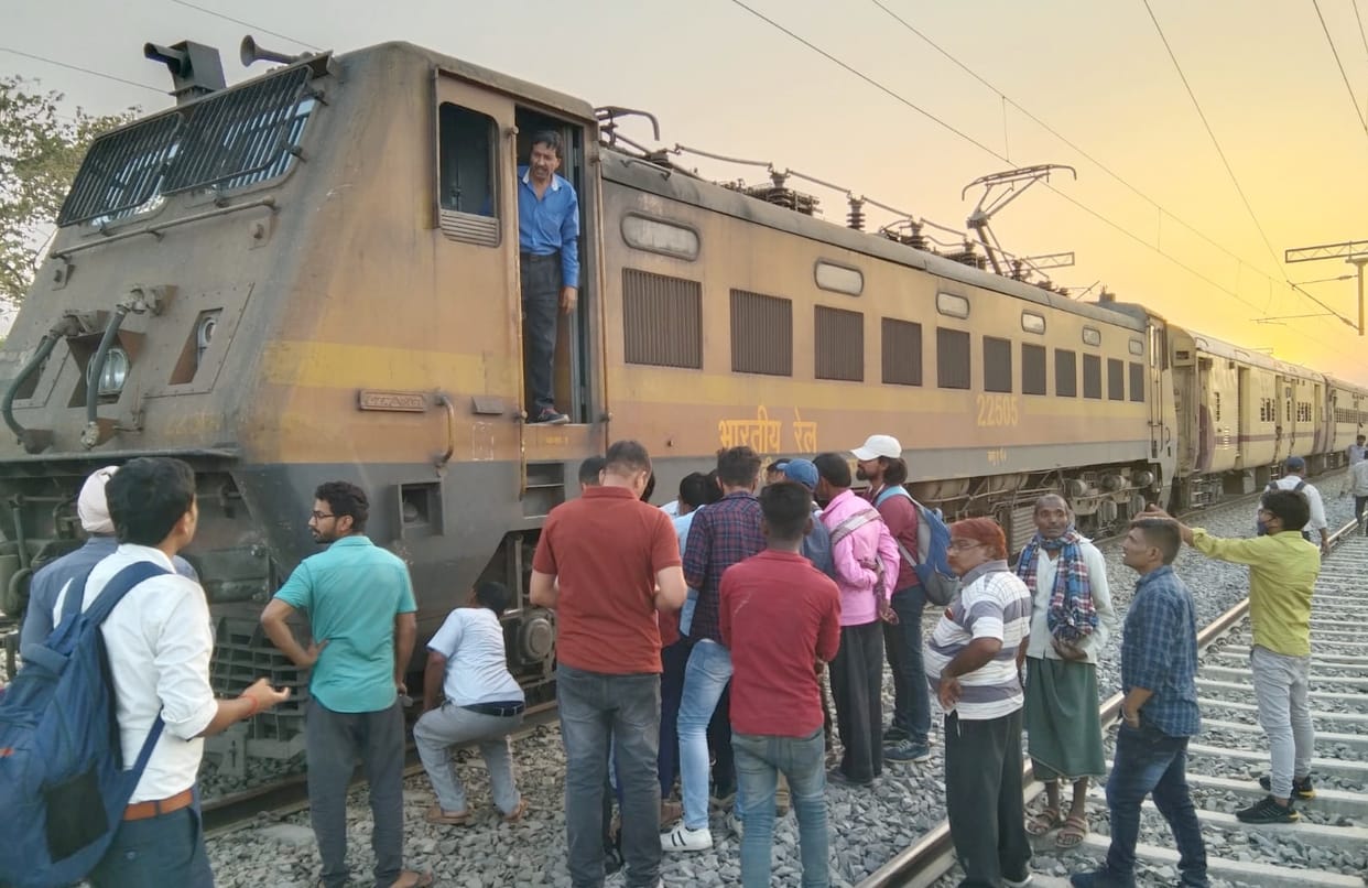 Vibhuti X. The blade stuck in the wheel, the train stood for three hours
