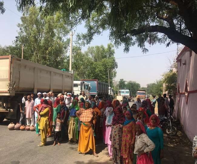 Women took to the road with a pot and a bucket, jammed
