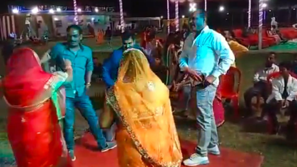 Harsh fire in Morena: Two people fired bullets while dancing with women in Chambal, police started searching after viral video