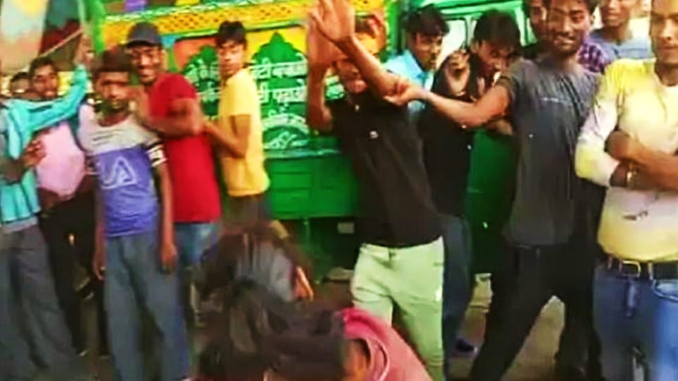 Drunk woman created ruckus on the road in Firozabad