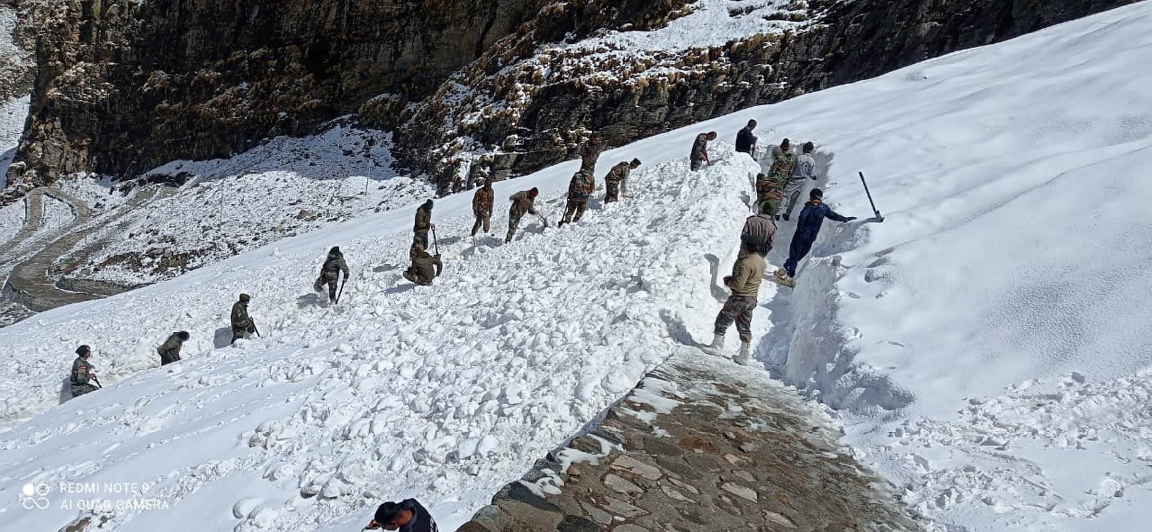 Army soldiers removed snow from two km route of Hemkund, Hemkund Sahib door opening date