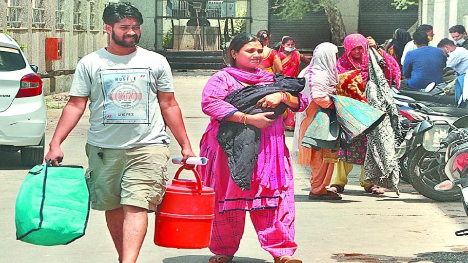 lady loyal hospital, pregnant women, doctors, unavailable bench, pregnant women lie on the ground, agra, agra news, agra news today, लेडी लॉयल अस्पताल, प्रसूता, गर्भवती महिलाएं