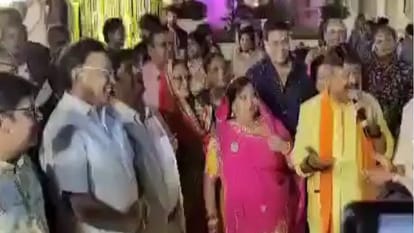 Indore: MLA Vijayvargiya danced with wife on Mere Saiyan Superstar song, father Kailash sang the song Pal Pal Dil Ke Paas Tum Rati Ho