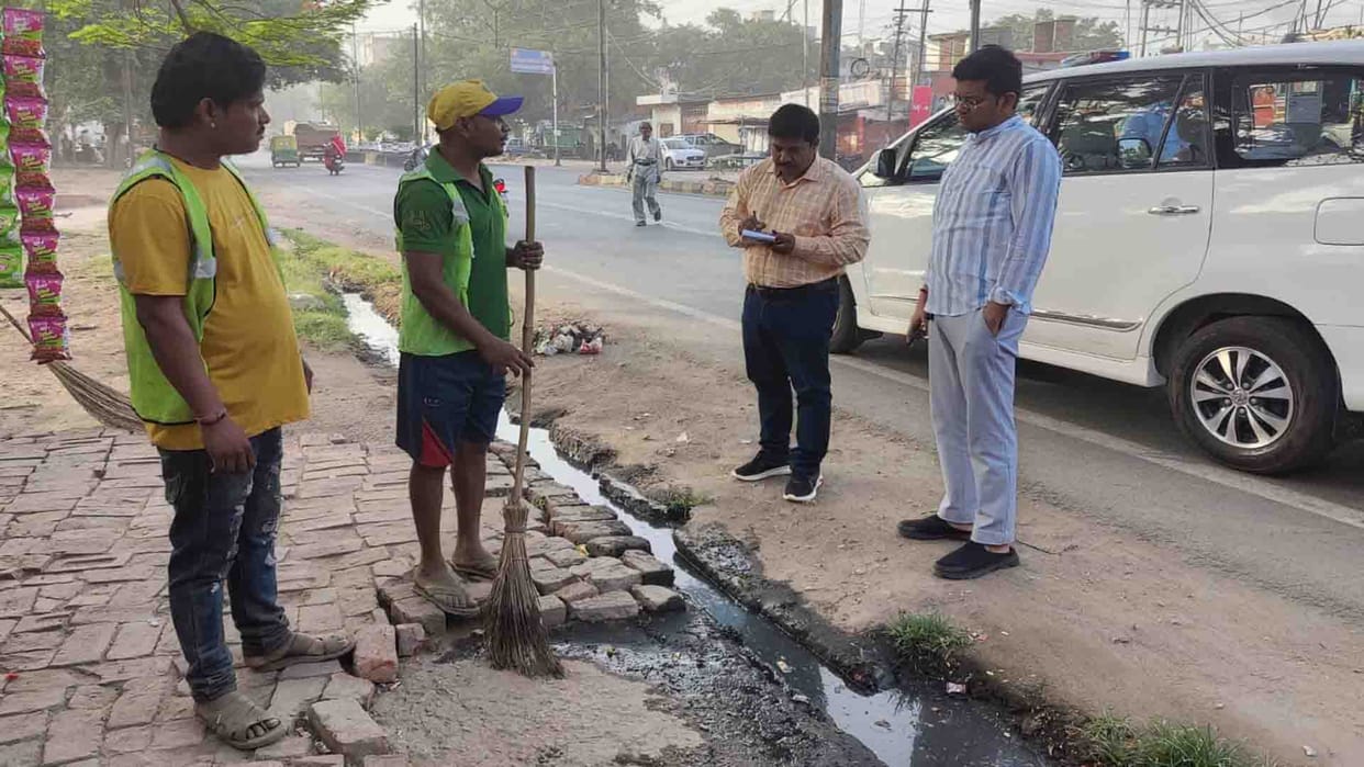 doing the work of interlocking the contractor left the debris on the road a fine of 25 thousand rupees