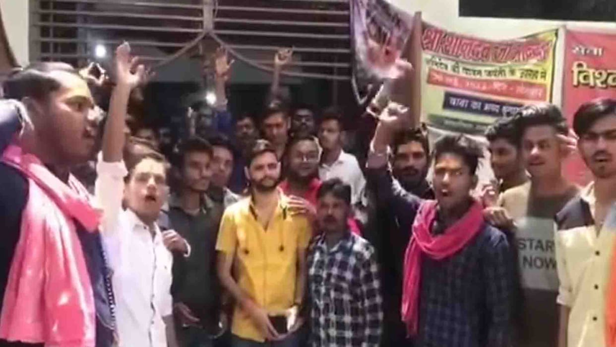 Kanpur: Municipal corporation notice to religious places on footpath