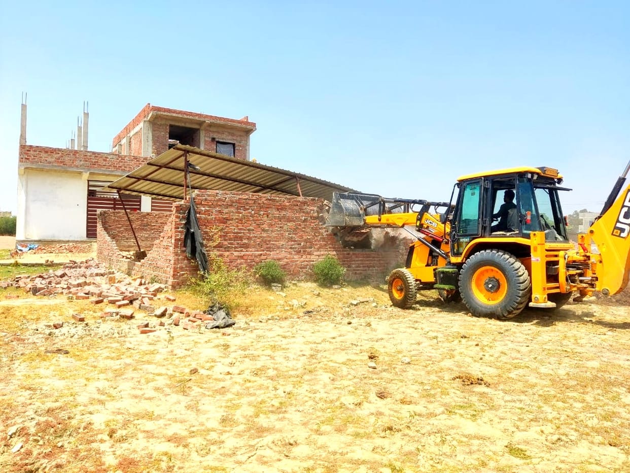 Action of Kanpur Development Authority on land mafia, bulldozer launched on illegal construction 