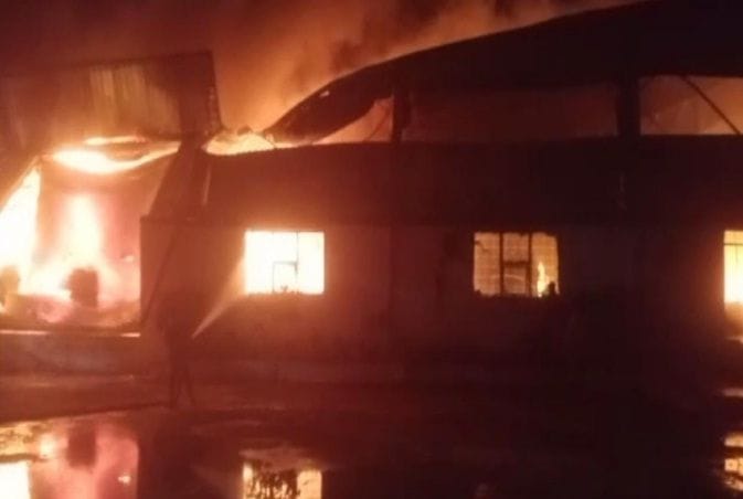 Four big vehicles, 40 rounds, fire extinguished with one lakh liters of water in seven hours
