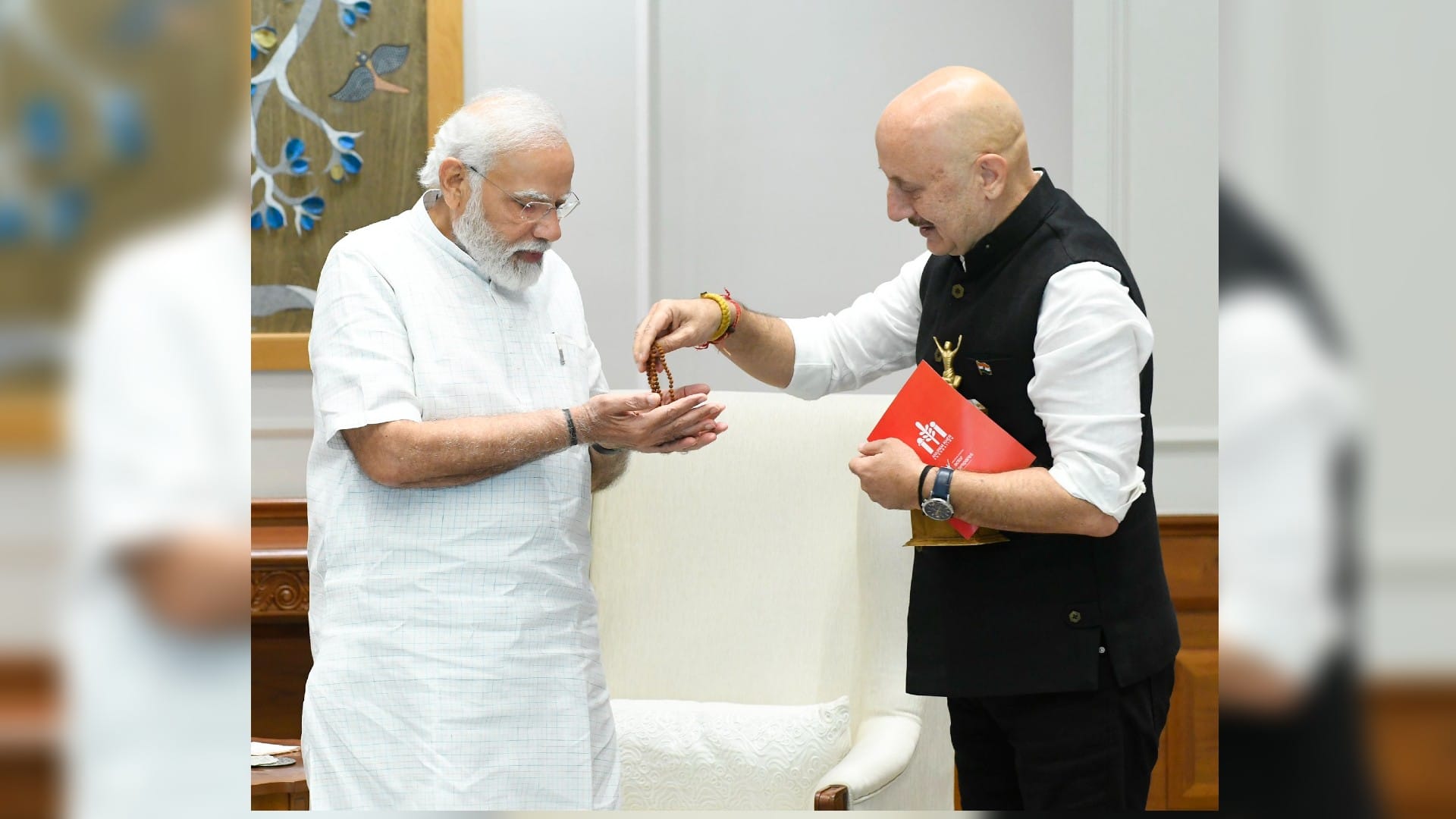 Anupam Kher met PM Modi and gifted Rudraksh Mala from his mother dulari