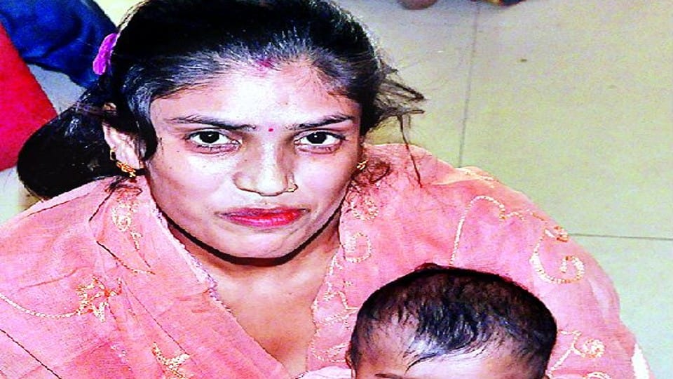 lady loyal hospital, pregnant women, doctors, unavailable bench, pregnant women lie on the ground, agra, agra news, agra news today, लेडी लॉयल अस्पताल, प्रसूता, गर्भवती महिलाएं