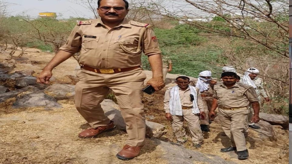 Policemen climbed Giriraj parvat wearing shoes in Mathira