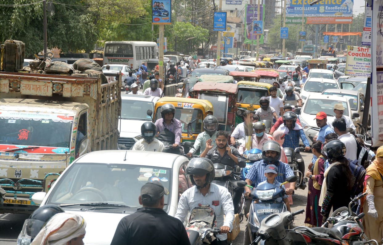 Three hours jam on Ramghat road, children crying due to heat