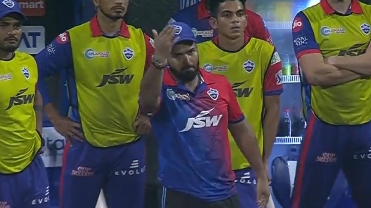 IPL 2022 DC vs RR Drama in last over Rishabh Pant called batsmen to come out in middle of the match Video Watch