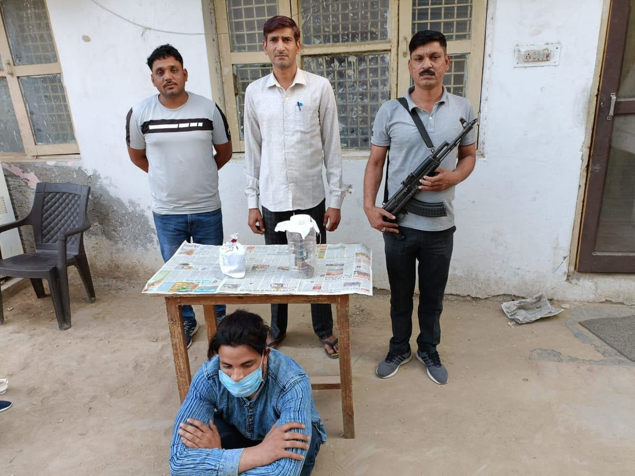 Smuggler arrested with heroin worth 10 lakhs