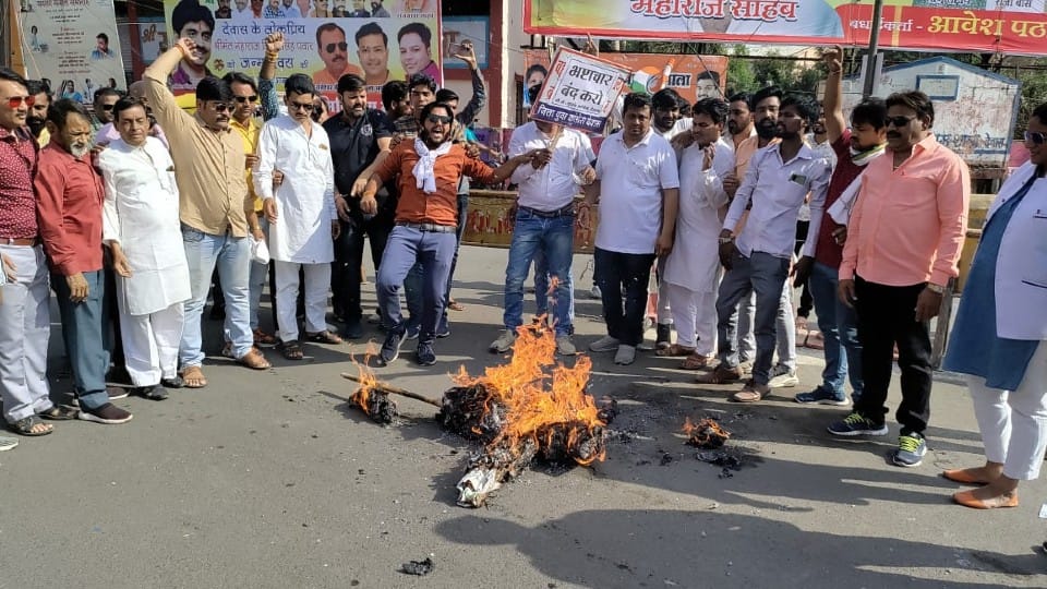 सीएमएचओ का पुतला जलाते हुए युकां कार्यकर्ता