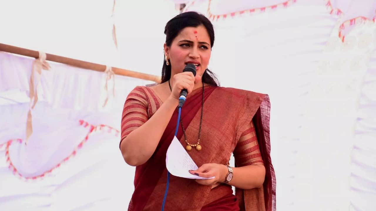 Hanuman Chalisa Controversy: MP Navneet Rana 10 Photos Who Challenge to Read Hanuman Chalisa In front of CM Uddhav Thackeray In Hindi