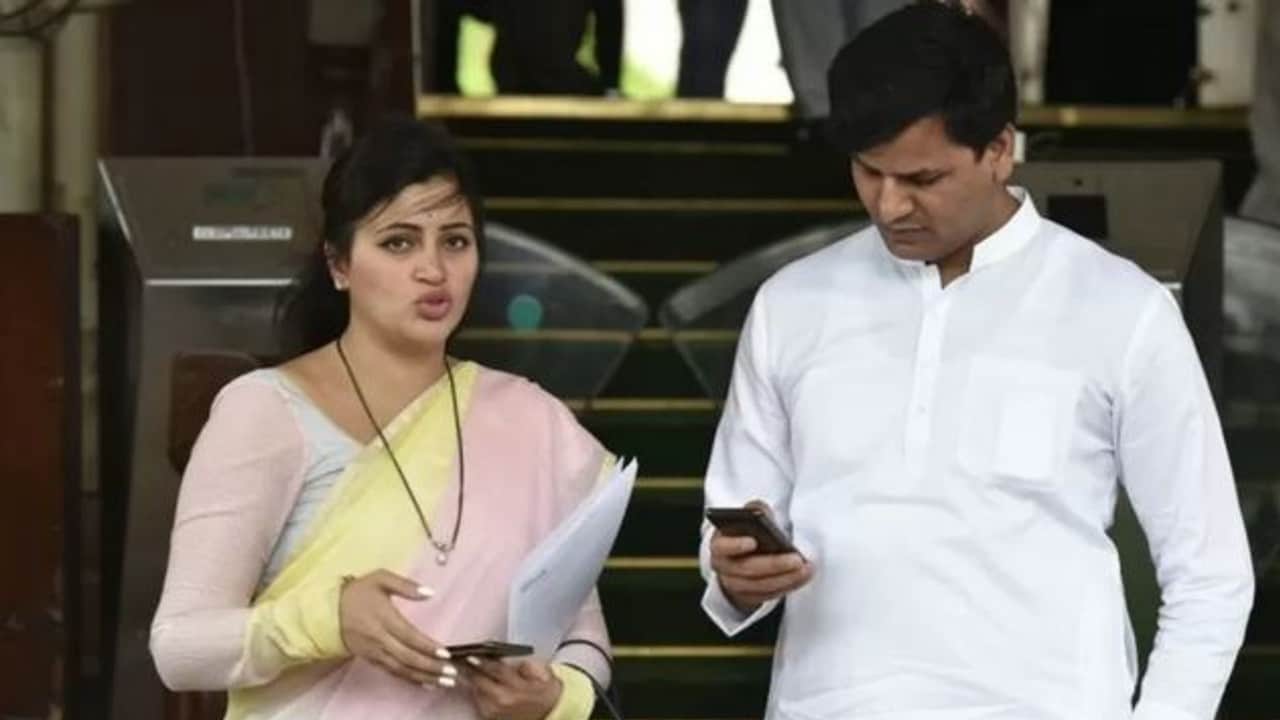 Hanuman Chalisa Controversy: MP Navneet Rana 10 Photos Who Challenge to Read Hanuman Chalisa In front of CM Uddhav Thackeray In Hindi