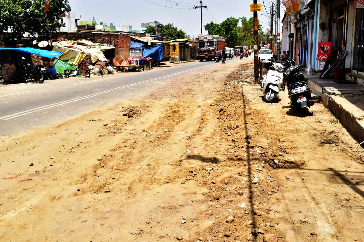 Sewer line caused dust jam on Bisrat-Pukka bridge road