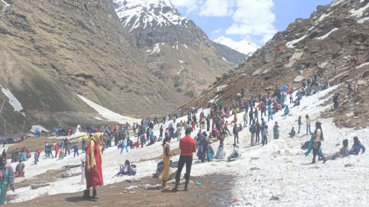 Thousands of tourists reached Chandra Ghati of Himachal to see snow on the weekend, also took up skiing