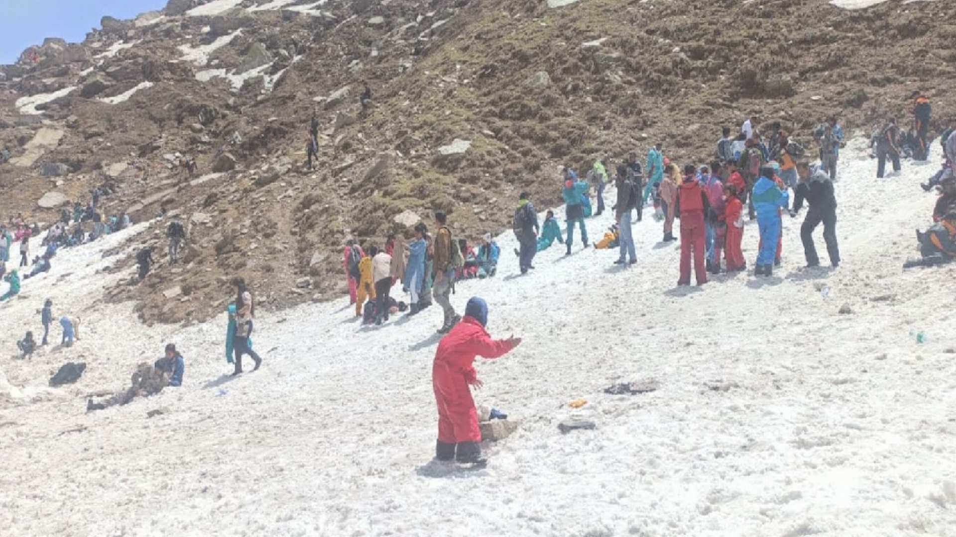 Thousands of tourists reached Chandra Ghati of Himachal to see snow on the weekend, also took up skiing
