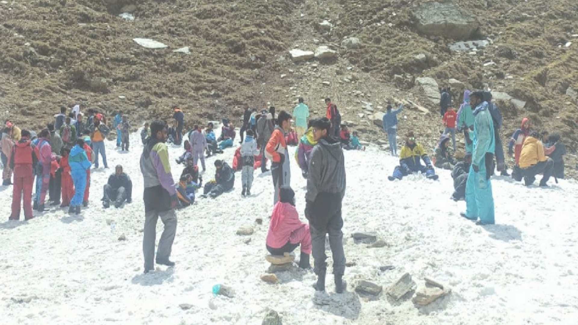 Thousands of tourists reached Chandra Ghati of Himachal to see snow on the weekend, also took up skiing