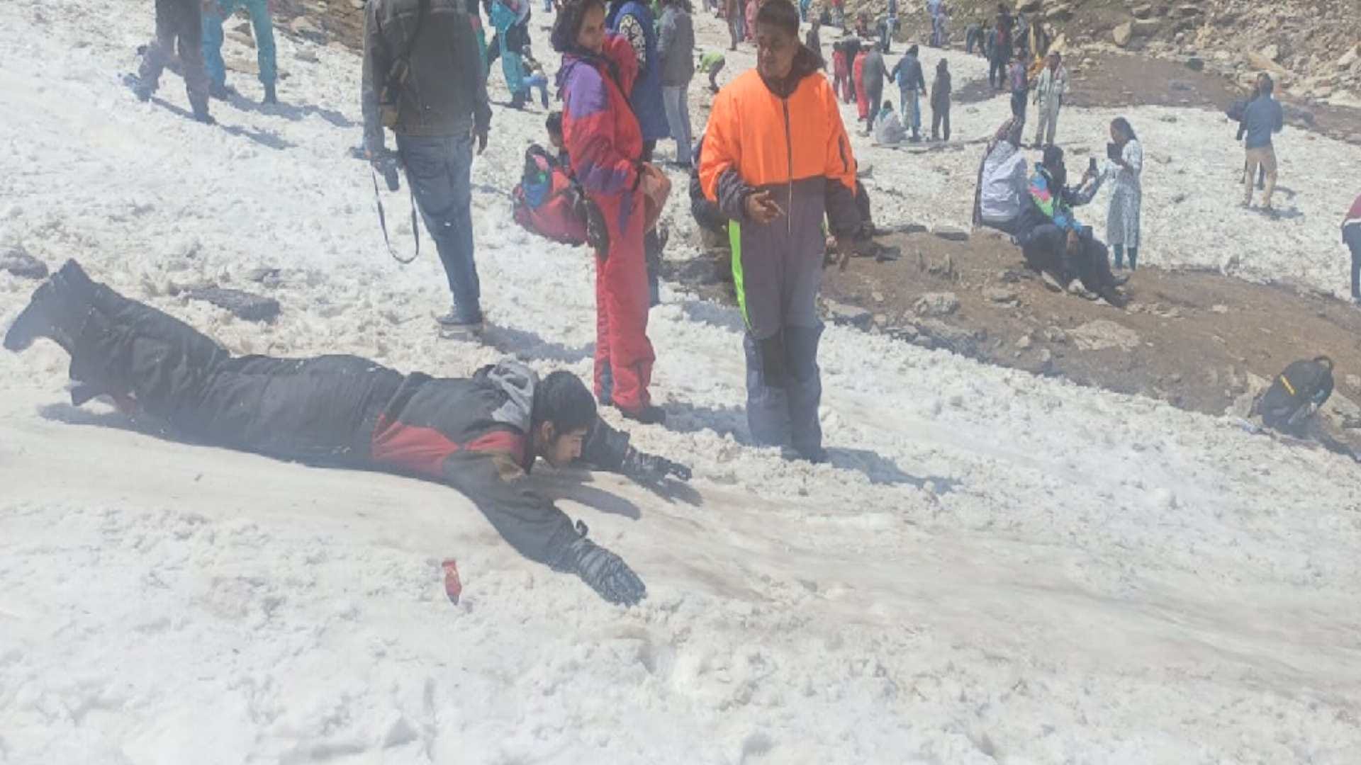 Thousands of tourists reached Chandra Ghati of Himachal to see snow on the weekend, also took up skiing