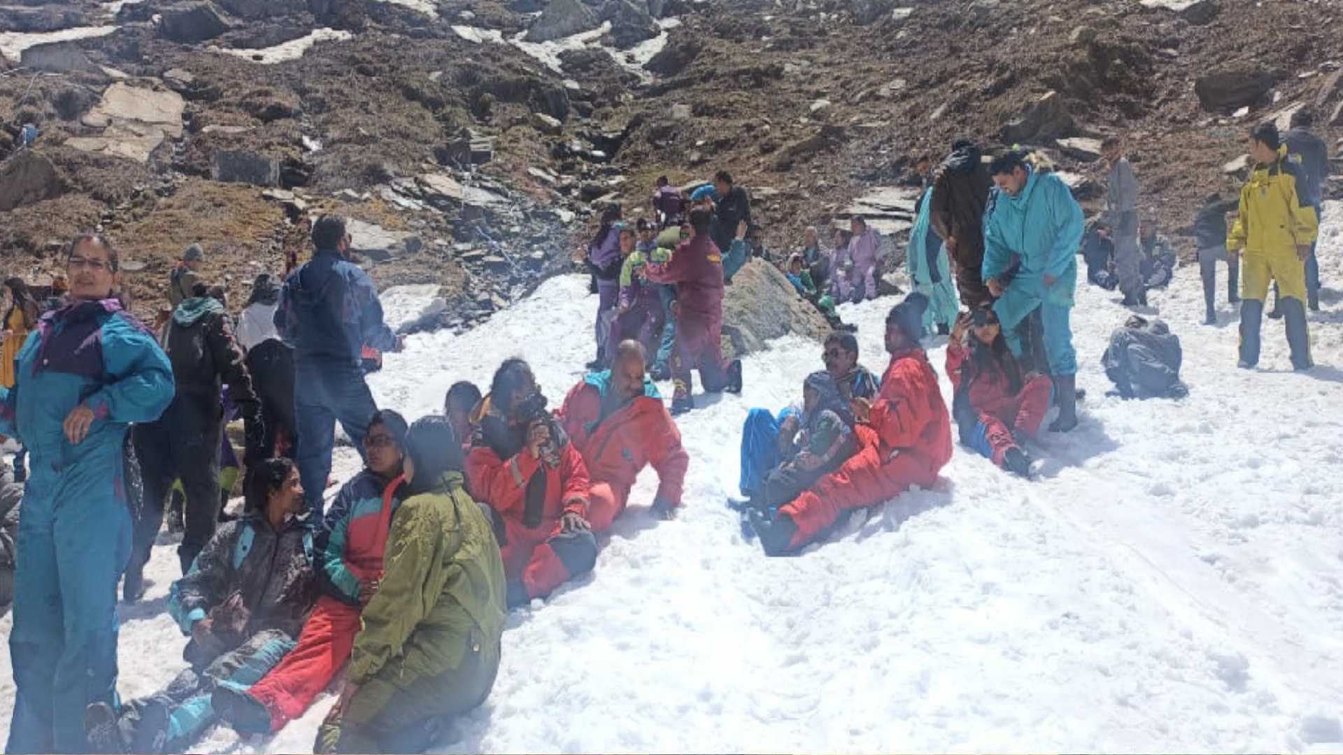 Thousands of tourists reached Chandra Ghati of Himachal to see snow on the weekend, also took up skiing