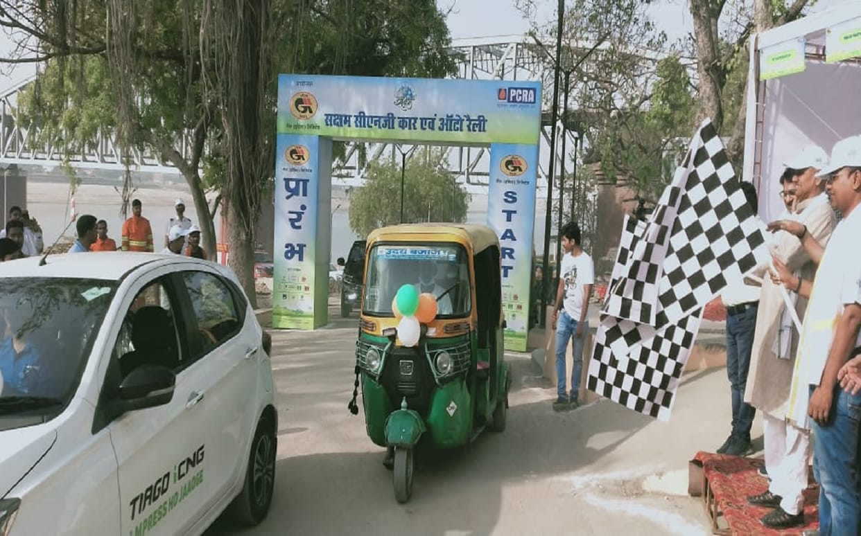 CNG car auto rally in varanasi took out message of environmental protection by gail commissioner deepak showed  green signal