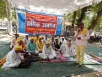 पत्रकारों की रिहाई की मांग को लेकर कलेक्ट्रेट परिसर में चल रहे क्रमिक अनशन को संबोधित गोंडवाना ग?