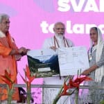राष्ट्रीय पंचायती राज दिवस के समारोह के मौके पर सम्मानित करते पीएम मोदी