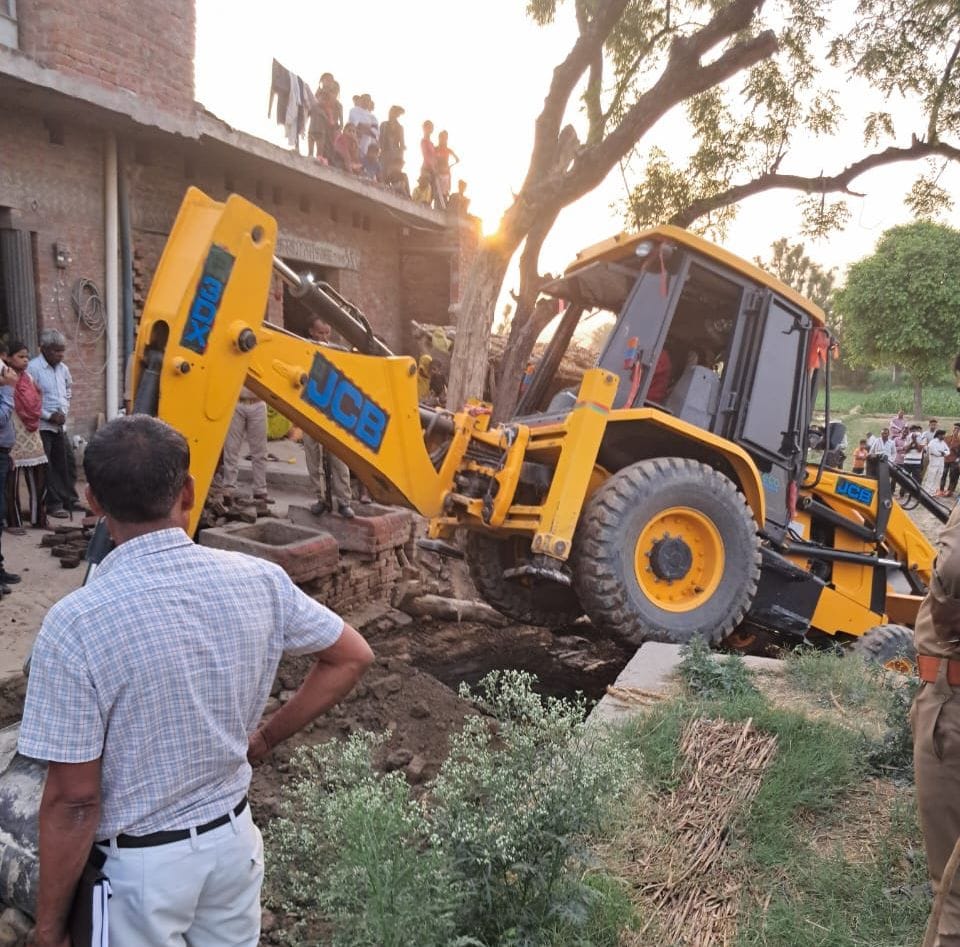 school boundry wall destroyed by tahseeldar