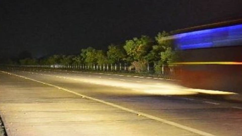 man dies after falling from the roof of the bus on yamuna expressway in mathura