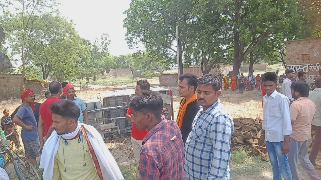 Road accident in azamgarh Overspeed vehicle hit two people and  overturned while trying to escape