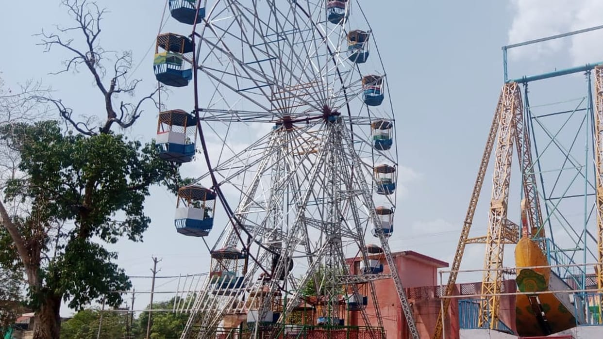 Shivpuri: Swing at Siddheshwar fair ground without permission, municipality gave notice to encroachers