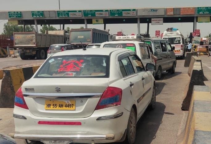 Kanpur dehat : Arrangements are not being made at Bara toll, the queue of vehicles in the ambulance lane