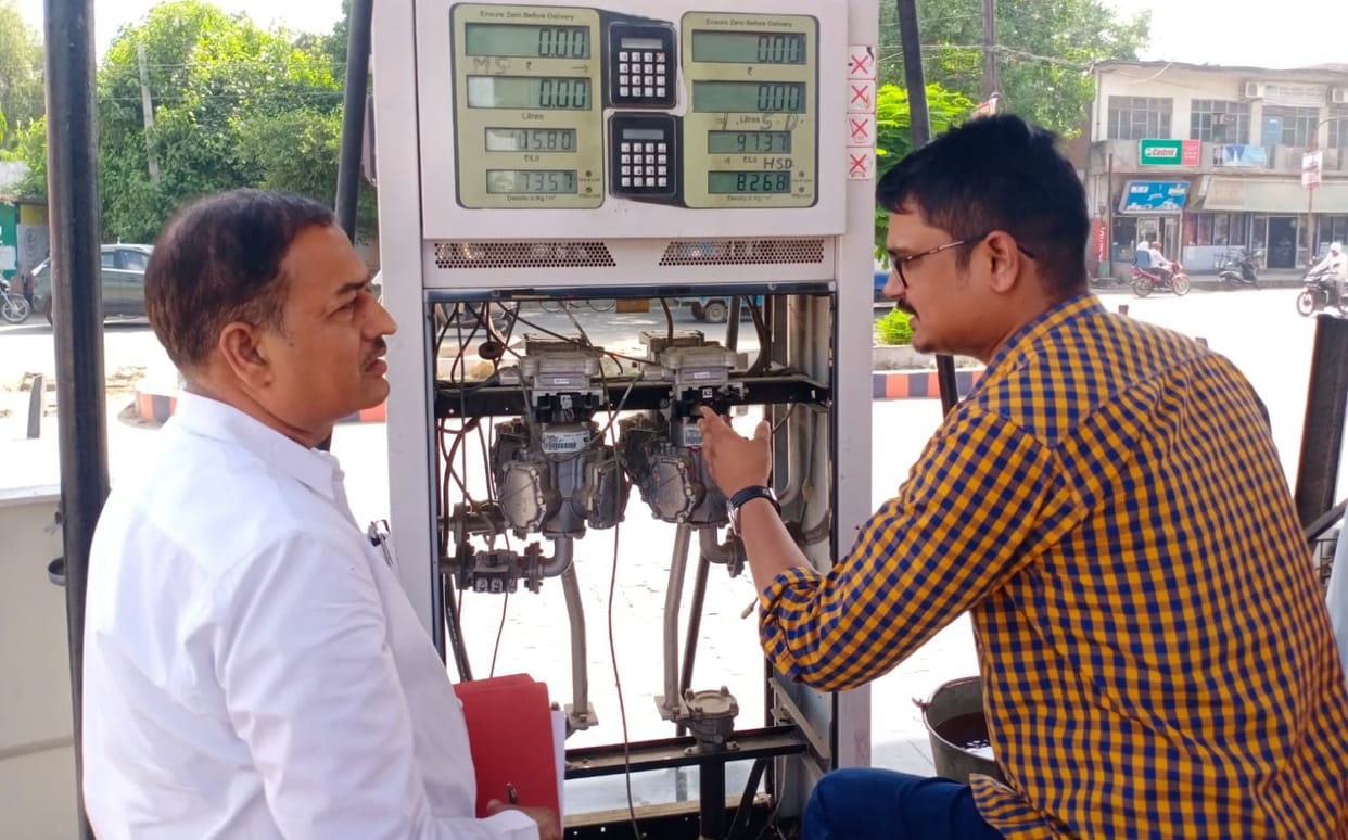 Air filling machine found faulty at petrol pump