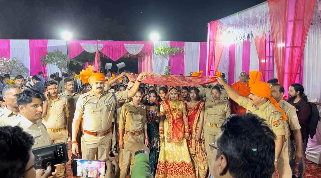 police became gharati in chadauli welcomed barati by tying safa DSP anirudh singh paid entire cost for this wedding