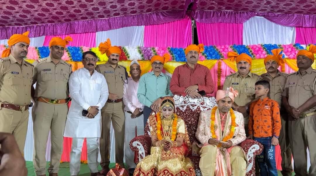 police became gharati in chadauli welcomed barati by tying safa DSP anirudh singh paid entire cost for this wedding